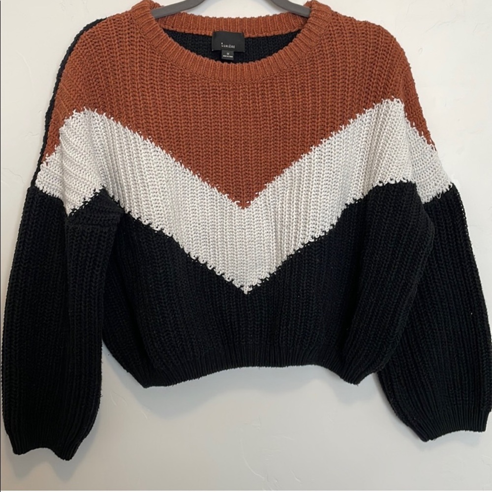 Cutest cropped Lumiere sweater! White, black,
and brown chevron pattern. Sz M